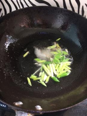 起油锅，放入葱花炒香