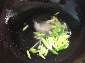 起油锅，放入葱花炒香