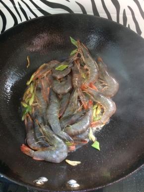 加入虾，翻炒均匀