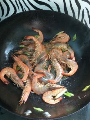 炒至虾颜色变红