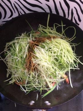 加入酱油适量，翻炒1分钟