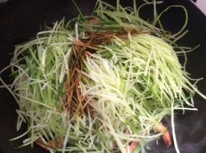 加入酱油适量，翻炒1分钟