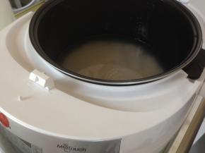 大米淘洗干净，放入电饭锅里，加入水