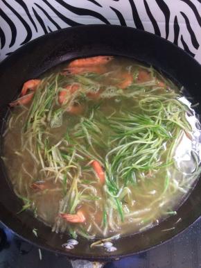 加入适量的水，只需末过虾和萝卜丝即可