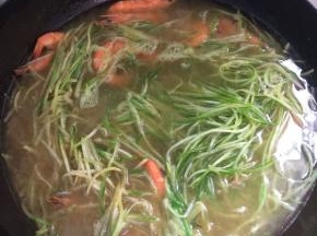 加入适量的水，只需末过虾和萝卜丝即可