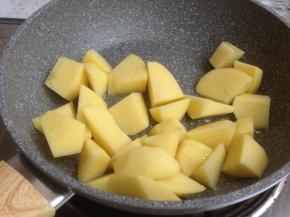 放入土豆，加盐