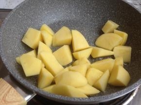 放入土豆，加盐