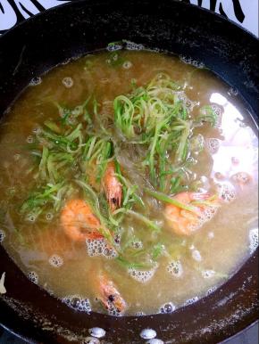 开大火煮开，转中小火煮10多分钟即可。