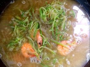 开大火煮开，转中小火煮10多分钟即可。