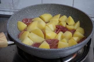 翻炒几下，加入一点水煮两分钟