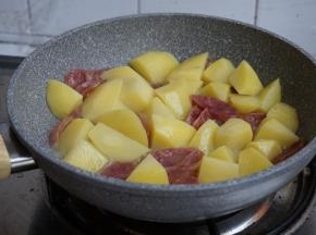 翻炒几下，加入一点水煮两分钟