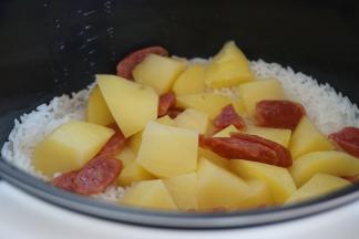 有菜有饭的土豆腊肠饭就做好了，香喷喷呢