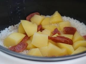 有菜有饭的土豆腊肠饭就做好了，香喷喷呢