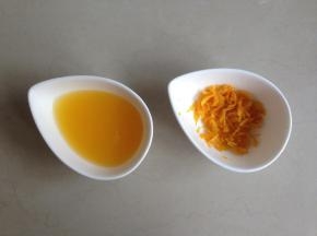 将橙子榨出橙汁，橙皮白色部分用刀刮干净，切碎备用
