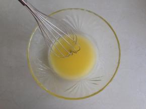 橙汁放碗里，加油和6克糖拌均匀，不见油星