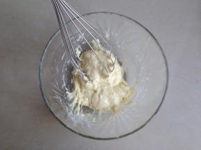 用手动打蛋器划Z字型拌均匀