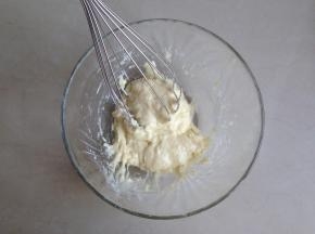 用手动打蛋器划Z字型拌均匀