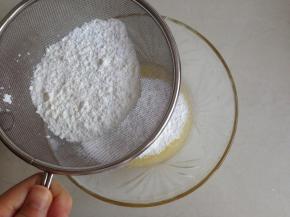 将粉类过筛到碗里