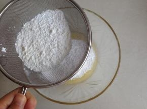 将粉类过筛到碗里