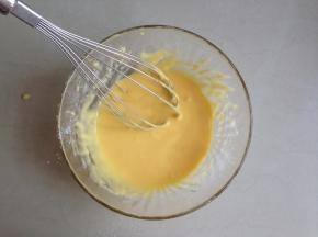 拌均匀之后再加入另一个蛋黄，分三次加入
