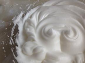 蛋清里分三次加入剩余的30克糖，用电动打蛋器打至偏干性发泡