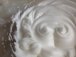 蛋清里分三次加入剩余的30克糖，用电动打蛋器打至偏干性发泡