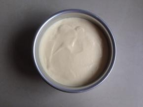 将做好的蛋糕糊倒入到6寸活底阳极模具里，震出气泡