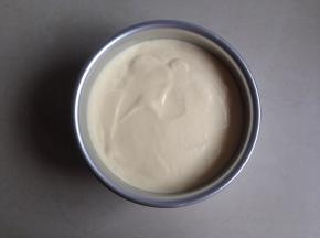 将做好的蛋糕糊倒入到6寸活底阳极模具里，震出气泡