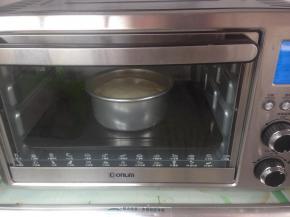 放入提前预热好的烤箱下层，上火140度，下火150度，时间60分钟