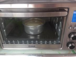 放入提前预热好的烤箱下层，上火140度，下火150度，时间60分钟