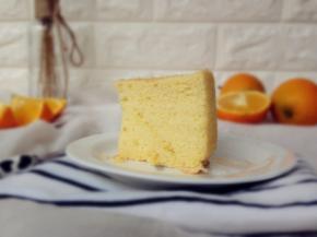 做好的蛋糕立即取出，震出热气，再倒放在晾架上晾凉才脱膜