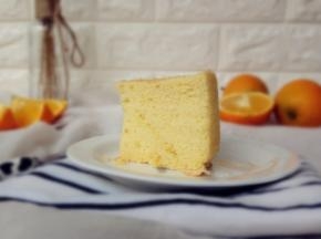 做好的蛋糕立即取出，震出热气，再倒放在晾架上晾凉才脱膜