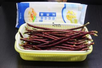 准备食材：龙须挂面、豆角、香葱等食材；