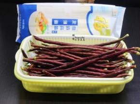 准备食材：龙须挂面、豆角、香葱等食材；