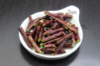 豆角去豆荚，洗净，用手掰成段；