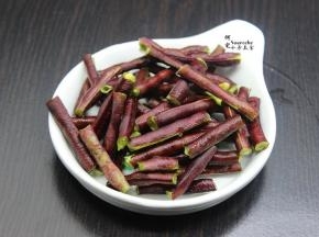 豆角去豆荚，洗净，用手掰成段；