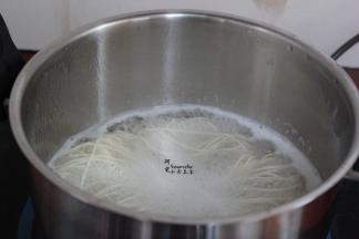 清水煮沸，放入面条煮软，捞出，放油拌均；