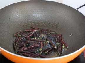 热锅，倒油，放入豆角爆炒八成熟；