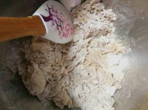 将主面团里面除盐和黄油以外的所有材料手动混合