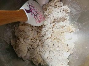 将主面团里面除盐和黄油以外的所有材料手动混合