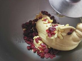 加入松子和蔓越莓揉进面团里面