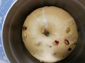 揉好的面团滚圆，收口朝下盖膜进行第一次发酵  第一次发酵的最佳温度在26-29度 ，发酵好的面团是原来的2倍大 ，手指沾干粉检查有轻微的回缩且能保持一个肚脐的状态即可。