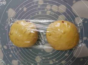 取出面团排气后分成两份，滚圆后盖膜醒发10分钟