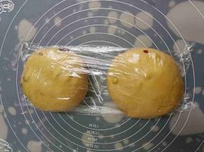 取出面团排气后分成两份，滚圆后盖膜醒发10分钟