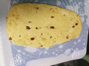 取出醒发好的面团擀成椭圆形