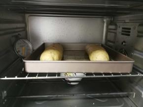 烤箱放一碗热水保持38度，湿度85%进行二发