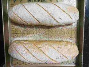 发好的面包胚取出撒高粉割口