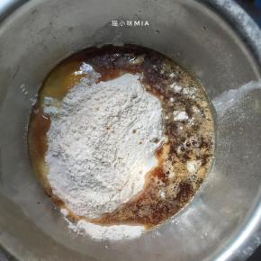 将材料中除黄油以外的所有材料称好，放入盆中