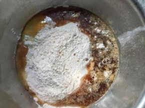 将材料中除黄油以外的所有材料称好，放入盆中