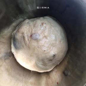 直接法，将材料混合后，揉至扩展阶段再加入黄油，继续揉至黄油与面团充分融合，然后加入核桃仁与蔓越莓，继续揉圆